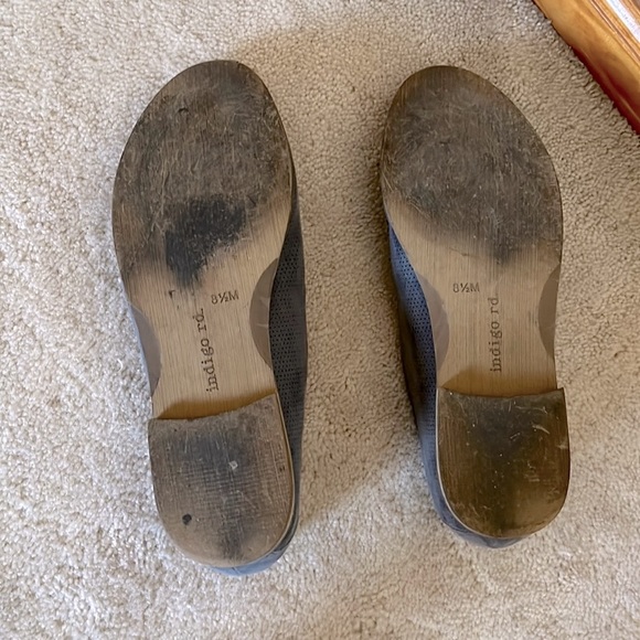 Grey  Flats. Faux suede, In good used condition. Size 8.5, Smoke Free home. - Picture 4 of 4